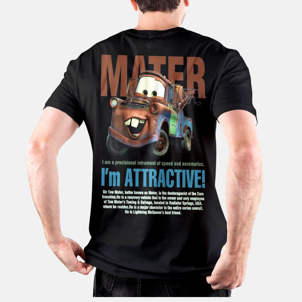 Homme portant le T-shirt noir Martin "Mater" vu de dos, montrant le grand design "I'M ATTRACTIVE".