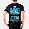 Homme portant le T-shirt noir "The King" vu de dos, montrant le grand design avec Strip Weathers et la citation.