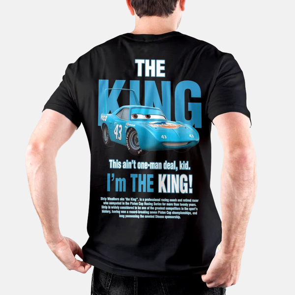 Homme portant le T-shirt noir "The King" vu de dos, montrant le grand design avec Strip Weathers et la citation.