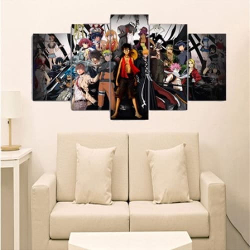 Tableau panoramique du crossover de héros de manga, accroché au-dessus d'un canapé, montrant son impact visuel dans un salon de fan.