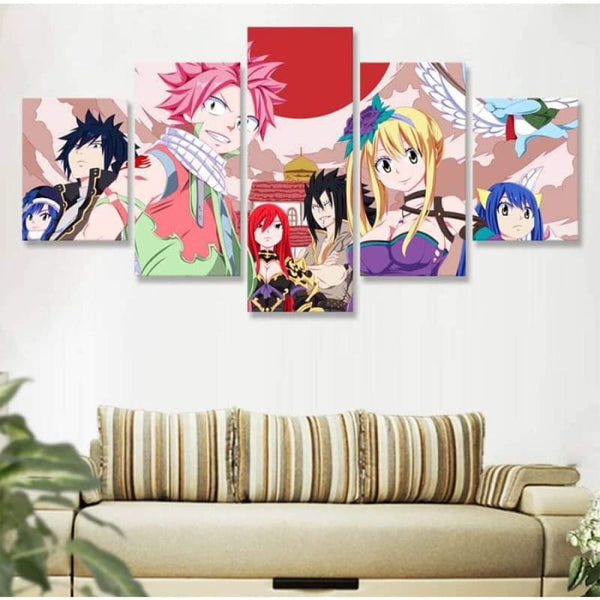 Tableau panoramique de l'équipe de Natsu accroché dans un salon, montrant son ambiance joyeuse et colorée.