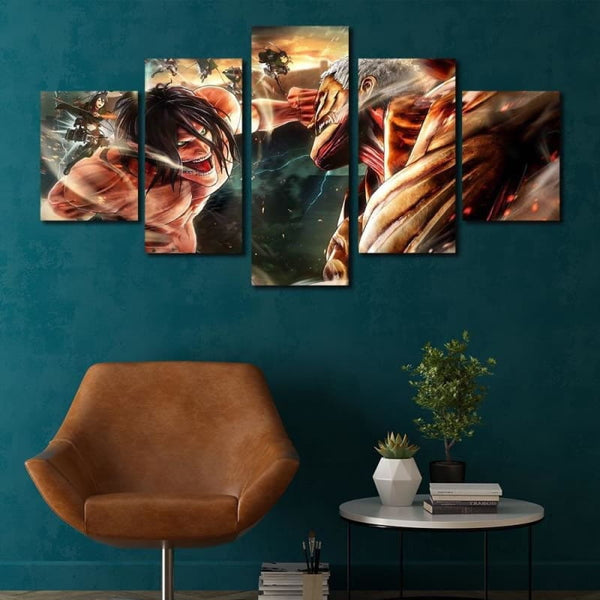 Tableau panoramique du duel Eren vs Reiner accroché au-dessus d'un canapé, montrant son impact visuel et sa taille imposante dans un salon.