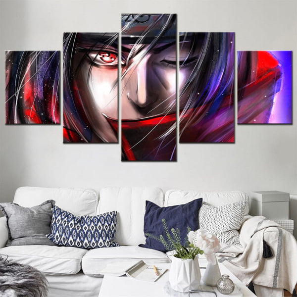 Tableau panoramique du Tsukuyomi d'Itachi accroché dans un salon, créant une ambiance sombre et puissante.