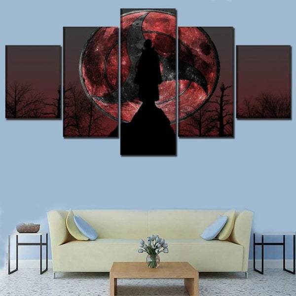 Tableau panoramique d'Itachi Uchiha accroché dans une chambre, créant une ambiance immersive et poignante.
