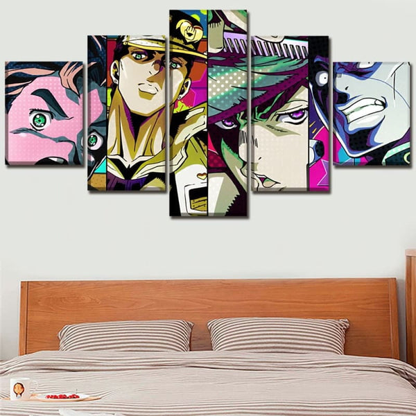 Tableau panoramique de l'équipe de Diamond is Unbreakable accroché dans un salon, montrant son style pop et coloré.