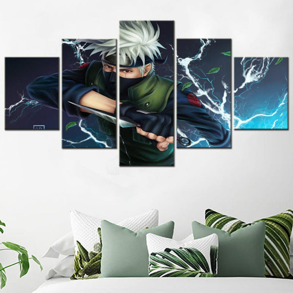 Tableau panoramique de Kakashi utilisant l'Éclair Violet, accroché dans un salon moderne, montrant son style de combat élégant.
