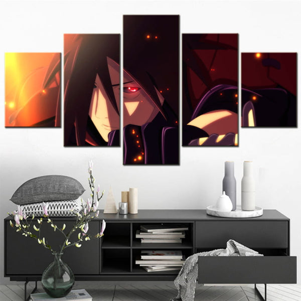 Tableau panoramique de Madara Uchiha accroché dans un salon, montrant sa présence imposante et destructrice.