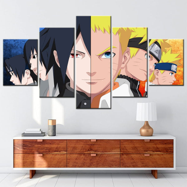 Tableau panoramique de Naruto et Sasuke accroché dans un salon, créant un point focal puissant et thématique sur la dualité.