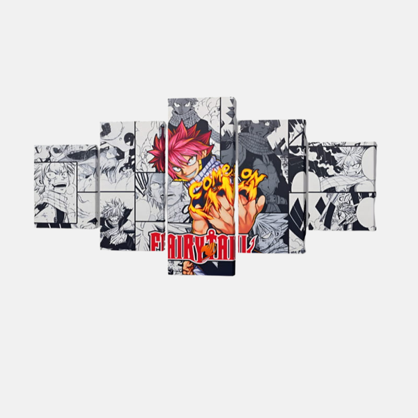 Tableau 5 pièces de Natsu Dragnir en couleur, entouré de flammes, sur un fond de cases de manga en noir et blanc.