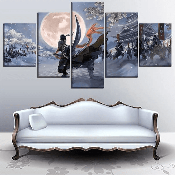 Tableau panoramique de Zoro sous la lune, accroché au-dessus d'un lit, créant une ambiance sereine et puissante.