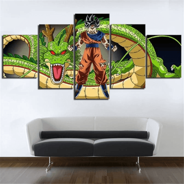 Tableau panoramique de Goku et Shenron accroché dans un salon, montrant son échelle mythique et sa présence imposante.