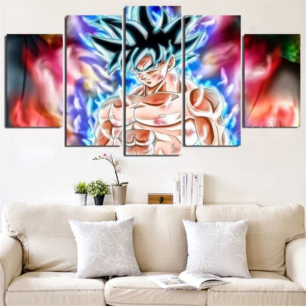 Tableau panoramique de Goku Ultra Instinct accroché dans un salon, montrant son style divin et puissant.