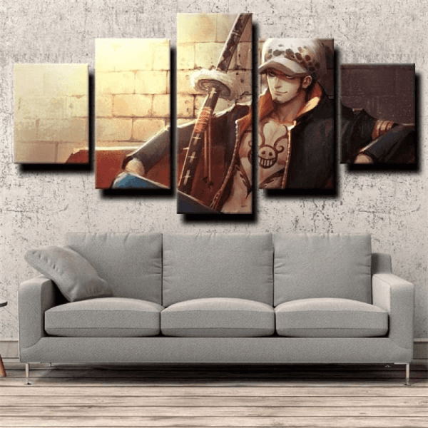 Tableau panoramique de Trafalgar Law accroché au-dessus d'un canapé, montrant son style élégant et son ambiance crépusculaire.