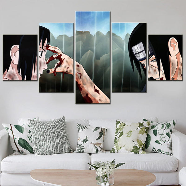 : Tableau panoramique de l'héritage Uchiha accroché dans un salon, montrant son style sombre et charismatique.