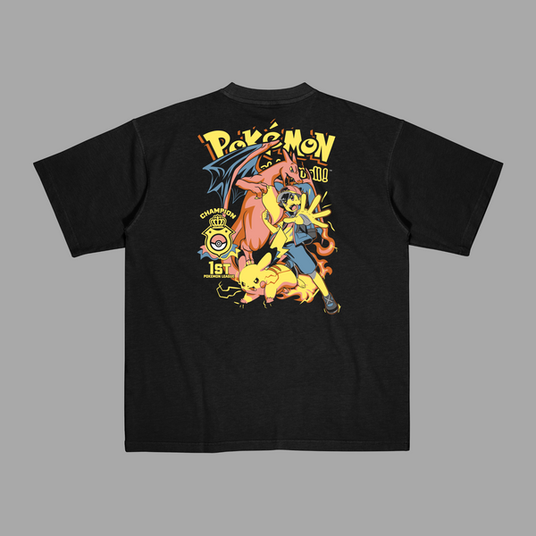 T-shirt noir Pokémon Champion avec Pikachu, Dracaufeu et Sacha en pose de victoire