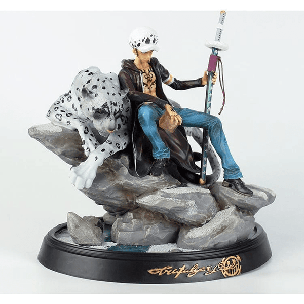 figurine one piece law et bepo sur socle noir détaillé