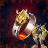 Bague WarGreymon Digimon sur fond rouge sombre