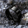 Version noire de la bague Berserk sur fond roche