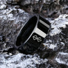 Vue latérale bague noire Berserk, acier poli