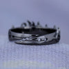 Bague Meliodas portée à la main, design runique et sobre