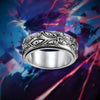 Vue artistique de la bague Prison Realm en titane sur fond violet d’anime