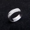 Vue de profil de la Bague Zamasu du Temps, contours nets et finition miroir