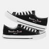 Variante noire des baskets basses du Bataillon d'exploration, montrant le design sur fond sombre.
