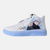 Paire de baskets basses inspirées de Satoru Gojo, montrant le design blanc et bleu ciel de l'anime Jujutsu Kaisen.