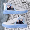 La paire de baskets basses Satoru Gojo, montrant les détails de la chaussure gauche et droite.