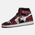 Paire de baskets montantes inspirées de Deidara de l'Akatsuki, montrant le design artistique et explosif.