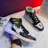 La paire de baskets Deidara Akatsuki, montrant les détails de la chaussure gauche et droite.