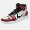 Paire de baskets montantes inspirées de Dracule Mihawk, montrant le design noir, blanc et rouge de One Piece.