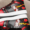 Baskets Itachi Uchiwa de Naruto portées, montrant leur style streetwear et leur coupe.