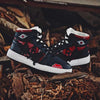 Baskets Itachi Uchiwa de Naruto portées, montrant leur style streetwear et leur coupe.