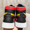 Vue arrière des baskets Itachi Uchiwa, montrant les détails sur le talon de la chaussure.