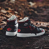 Vue de dessus des baskets Itachi Uchiwa, montrant les détails sur la languette de la chaussure.