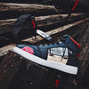 La paire de baskets Itachi Uchiwa, montrant les détails de la chaussure gauche et droite.