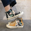 Baskets jaunes de Deku portées, pour un style vif et héroïque.
