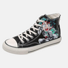 Paire de baskets montantes noires inspirées d'Izuku Midoriya, montrant l'illustration du personnage de My Hero Academia.