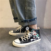 Baskets noires de Deku portées, montrant leur style streetwear