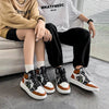 Baskets Livaï Ackerman de L'Attaque des Titans portées, montrant leur style streetwear et leur coupe.