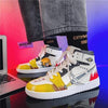 La paire de baskets Minato Namikaze, montrant les détails de la chaussure gauche et droite.
