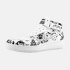 Paire de baskets montantes inspirées de l'arc Wano Kuni, montrant le design de style estampe japonaise de One Piece.