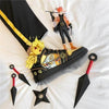La paire de baskets Naruto Uzumaki, montrant les détails de la chaussure gauche et droite.