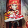 La paire de baskets Kyojuro Rengoku, montrant les détails de la chaussure gauche et droite.