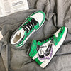La paire de baskets Roronoa Zoro, montrant les détails de la chaussure gauche et droite.