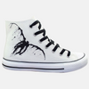 La paire de baskets Ryuk le Shinigami, montrant les détails de la chaussure gauche et droite.