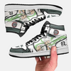 Baskets Sanemi Shinazugawa de Demon Slayer portées, montrant leur style streetwear et leur coupe.