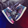 La paire de baskets Sasuke Uchiwa, montrant les détails de la chaussure gauche et droite.