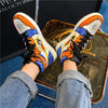 Baskets Son Goku de Dragon Ball Z portées, montrant leur style streetwear et leur coupe.